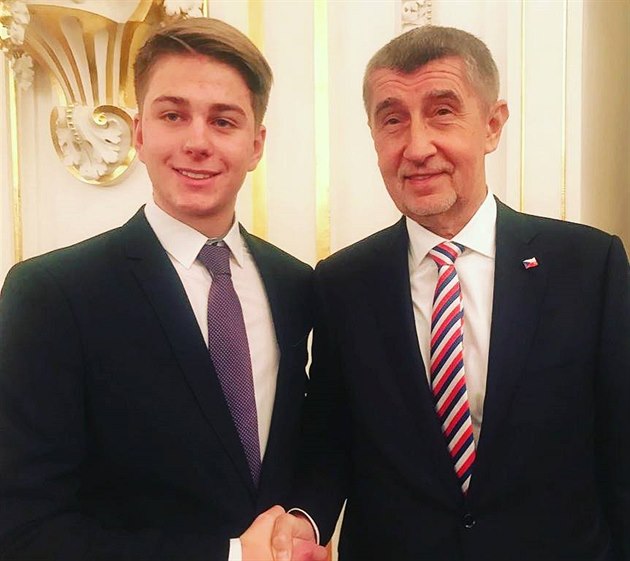 Premiér Andrej Babi se studentem Adamem Stanislavem, který ho pozval na své...