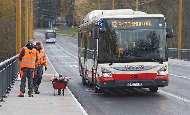 Novinkou je pruh vylenný pro vozy MHD a cyklisty.