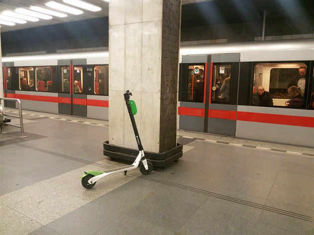 Kolobky parkují­ u i v metru.