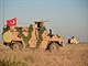 Spolen patrola Turecka a Spojench stt hldkuje kolem syrskho msta...