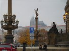 Posezení na schodech před Rudolfinem Posezení na schodech před Rudolfinem