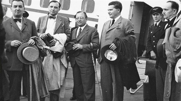František Stočes, s obrácenou buřinkou v ruce. Za povšimnutí stojí černá páska... František Stočes, s obrácenou buřinkou v ruce. Za povšimnutí stojí černá páska...