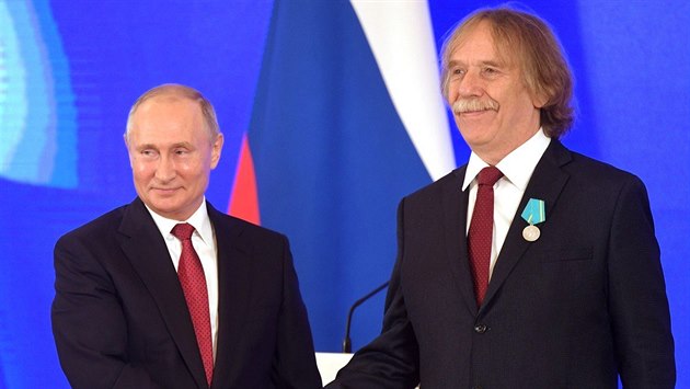Jaromír Nohavica přijímá z rukou Vladimira Putina Puškinovu medaili (4.... Jaromír Nohavica přijímá z rukou Vladimira Putina Puškinovu medaili (4....