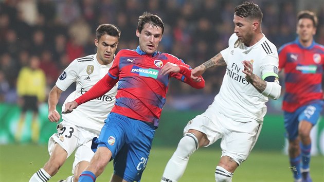 Plzeňský záložník Milan Havel kličkuje defenzivou Realu Madrid. Brání ho... Plzeňský záložník Milan Havel kličkuje defenzivou Realu Madrid. Brání ho...