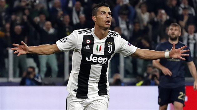 Cristiano Ronaldo v dresu Juventusu Turín slaví gól v zápase proti bývalému... Cristiano Ronaldo v dresu Juventusu Turín slaví gól v zápase proti bývalému...