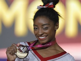 Americk gymnastka Simone Bilesov oslavuje se zlatou medail z mistrovstv...