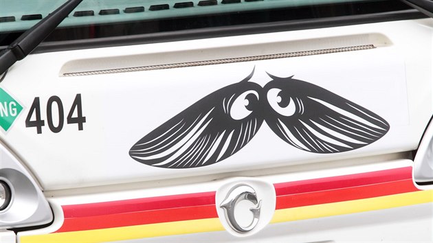 Kreslen knry na pedn stran nkterch autobus Dopravnho podniku Karlovy Vary symbolizuj podporu akci Movember.