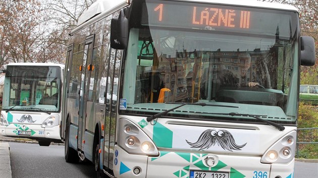 Kreslen knry na pedn stran nkterch autobus Dopravnho podniku Karlovy Vary symbolizuj podporu akci Movember.