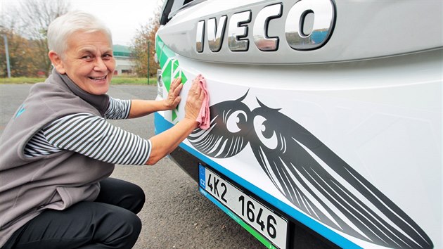 Kreslen knry na pedn stran nkterch autobus Dopravnho podniku Karlovy Vary symbolizuj podporu akci Movember.