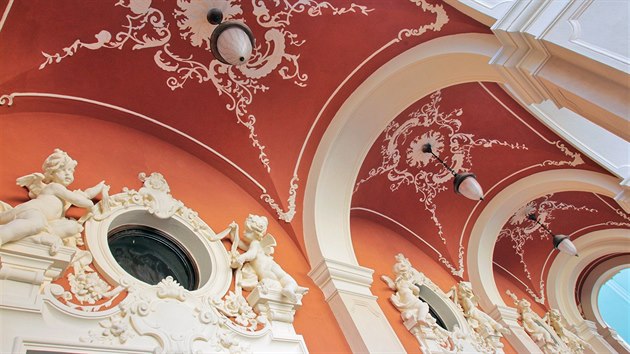 Karlovarsk mstsk divadlo po prv dokonen celkov rekonstrukci fasdy a stechy. Detaily vzdoby balkonu.