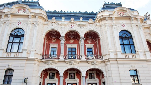 Karlovarsk mstsk divadlo po prv dokonen celkov rekonstrukci fasdy a stechy.