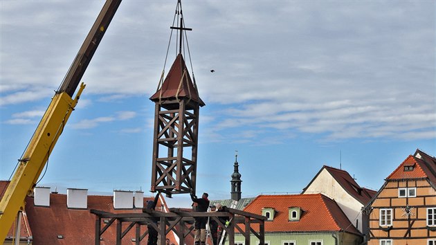 Zaaly ppravy na povstn Chebsk vnon trhy. Stavba zvoniky, na n je umstn adventn kalend.