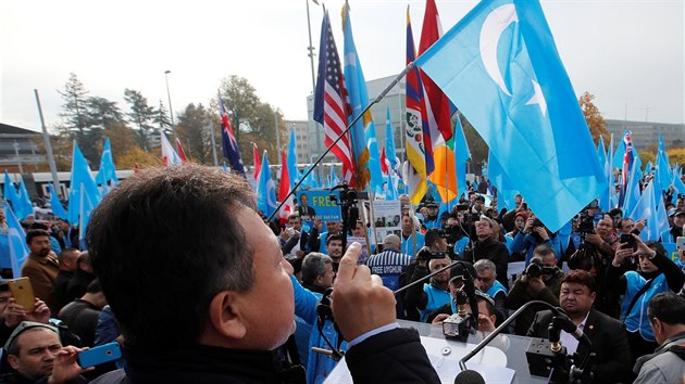 Ped vcarskm sdlem OSN bhem zasedn demonstrovala asi tiscovka Tibean, Ujgur a jejich podporovatel. (6. listopadu 2018)