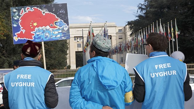 Ped vcarskm sdlem OSN bhem zasedn demonstrovala asi tiscovka Tibean, Ujgur a jejich podporovatel.