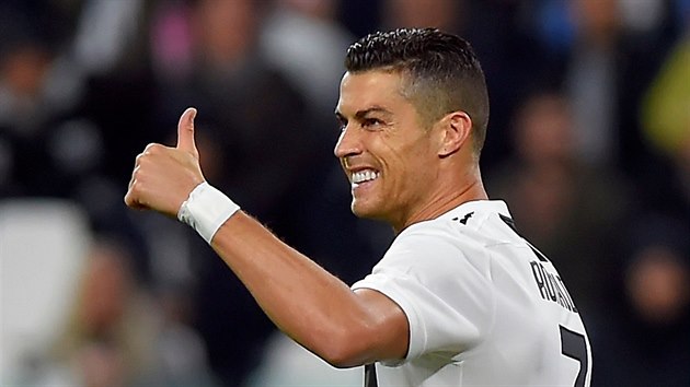 Cristiano Ronaldo z Juventusu dkuje spoluhrm bhem utkn s Cagliari.