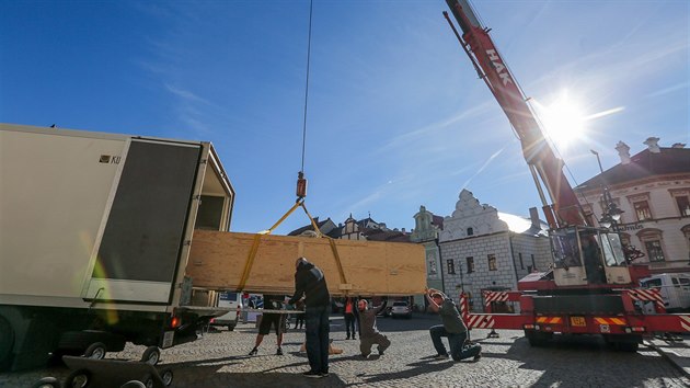 Pltno, na nm mal Vclav Brok vyobrazil odsouzen Mistra Jana Husa koncilem kostnickm, se po vce ne tech letech sthuje z gotickho slu Star radnice v Tboe zpt do Nrodn galerie.