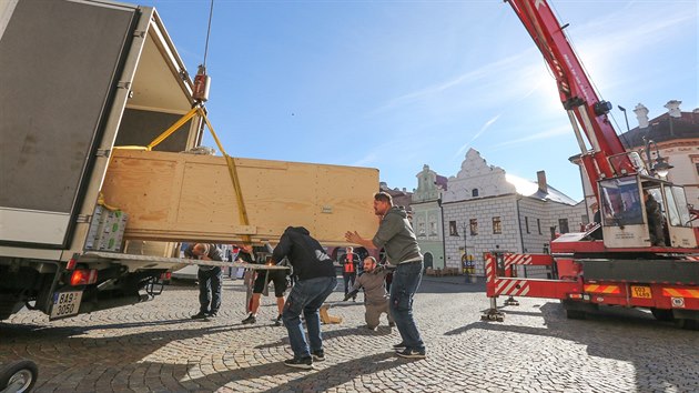 Pltno, na nm mal Vclav Brok vyobrazil odsouzen Mistra Jana Husa koncilem kostnickm, se po vce ne tech letech sthuje z gotickho slu Star radnice v Tboe zpt do Nrodn galerie.