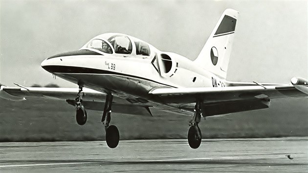 Prototyp L-39 X-02 pistv po prvnm zkuebnm letu.