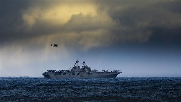 Americk vsadkov lo USS Iwo Jima bhem cvien Trident Juncture v Norsku