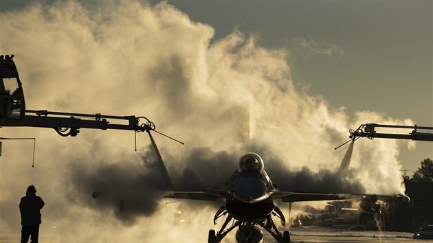 Rozmrazovn letounu F-16 americkho letectva na zkladn Kallax ve vdsku bhem cvien Trident Juncture