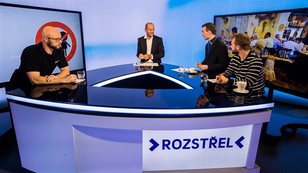 Majitel restaurace David Salomon (zleva), tiskov mluv OI Ji Frhlich a sociolog Michal Uhl v diskusnm poadu Rozstel (9. listopadu 2018)
