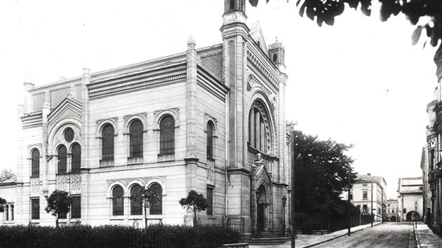 Synagoga v Novm Jin po svm dokonen v roce 1905. Po 2. svtov vlce vrazn zmnila svou podobu a nyn slou jako depozit archivu.