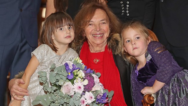 Livia Klausov se svmi vnukami Veronikou a Elikou (3. listopadu 2018)