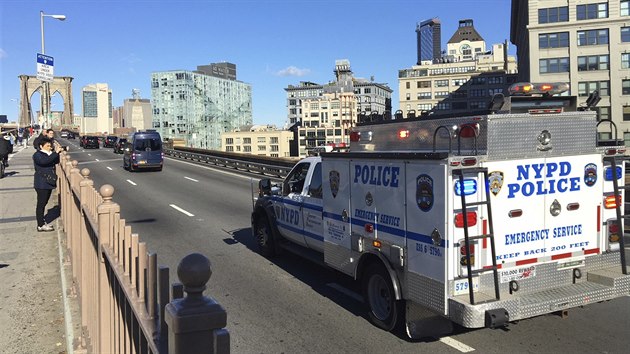 Kvli peven Joaquna Guzmna k soudu a zpt policie pravideln uzavr i vyten Brooklynsk most. (30. jna 2018)