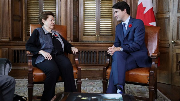 Kanadsk premir Justin Trudeau se seel s Anou Mari Gordonovou, jedinou peiv z lodi St. Louis ijc v Kanad. (7. listopadu 2018)