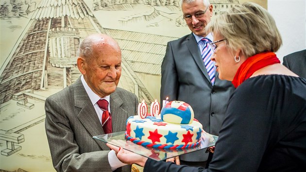 Bohumil Puffer z Rudolfova u eskch Budjovic oslavil 100. narozeniny. Na dortu ml volejbalov m z marcipnu, protoe tomuto sportu se vnoval od mld.