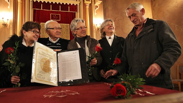 Ocenn Spravedliv mezi nrody dostali potomci manel Belnikovch, kte za 2. svtov vlky zachrnili dva idovsk sourozence Alexandera a Ferdinanda Friedovi (zleva Marie Pdkov, Alexander Fried, Olga Zapletalov, Antonie Vojtkov, Eduard Belnik). idovsk synagoga v Krnov, 5. listopadu 2018