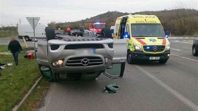 Pi srce citronu s minibusem u Mikulova se zranilo est lid, o ti hodiny pozdji se na stejn kiovatce stala dal nehoda se tymi zrannmi.