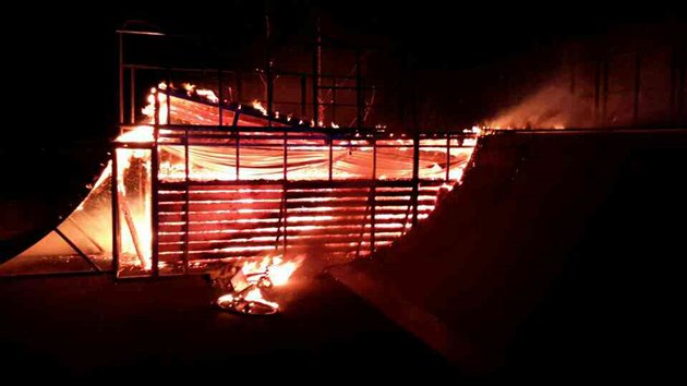 Snmek z poru na olomouckm letiti, kde plameny zniily skkac rampu ve skateparku. (6. listopad 2018)
