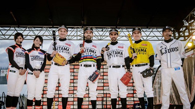NETRADIN OHOZ. Alexandre Kristoff, Alejandro Valverde, Alberto Contador a Geraint Thomas si v Japonsku vyzkoueli baseball.