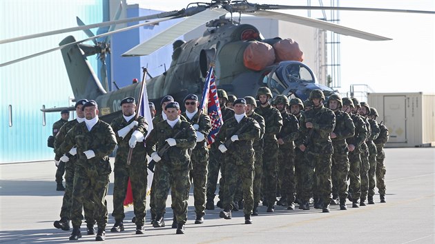 Slavnostn nstup vojk 22. zkladny vrtulnkovho letectva v Nmti nad Oslavou u pleitosti 100. vro vzniku samostatnho eskoslovenskho sttu. Jeho soust byl i ceremonil pedn bojovho praporu jednotky novmu veliteli.