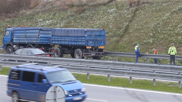 Na D1 u Jihlavy narazil osobn vz zezadu do nkladnho. Spolujezdkyn z osobnho vozu nehodu nepeila, idi skonil v nemocnici.