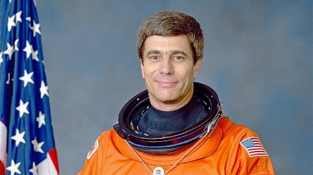 lenem skupiny kosmonaut NASA se stal John Blaha v lednu roku 1980. Absolvoval vcvik pilota raketoplnu.