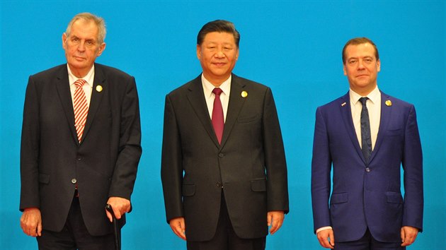 Prezident R Milo Zeman (vlevo), nsk prezident Si in-pching (uprosted) a rusk premir Dmitrij Medvedv pi spolenm fotografovn sttnk na slavnostnm zahjen dovoznho veletrhu China International Import Expo (CIIE) 5. listopadu 2018 v anghaji.