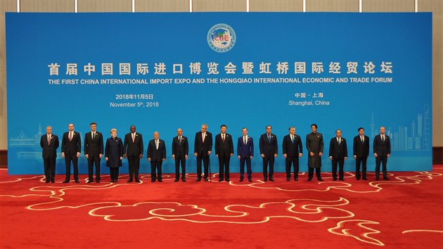 Prezident Milo Zeman se 5. listopadu 2018 zastnil slavnostnho zahjen dovoznho veletrhu China International Import Expo (CIIE) v anghaji. Na snmku ze spolenho fotografovn je esk prezident osm zleva, vedle nj vpravo stoj sk prezident Si in-pching, rusk premir Dmitrij Medvedv a zstupci dalch zem.