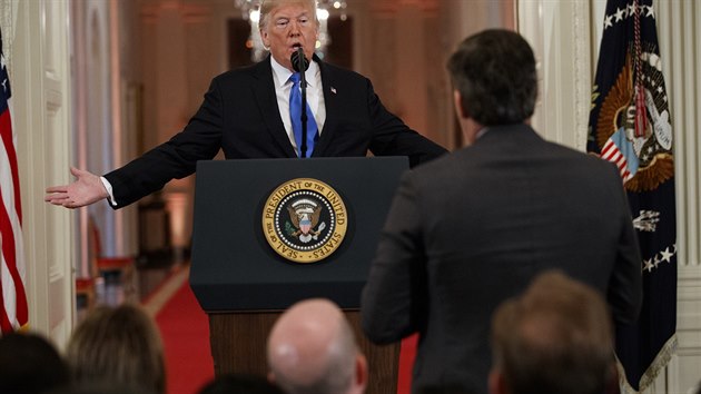 Americk prezident Donald Trump v konfliktu s reportrem CNN Jimem Acostou na tiskov konferenci v Blm dom. (7.11.2018)