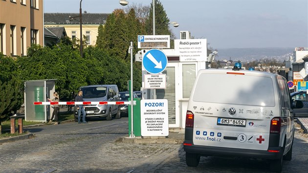 Pohled na jeden z vjezd do olomouck fakultn nemocnice. Po zmn v systmu parkovn je vjezd mon vhradn po zaplacen u parkovacho automatu.