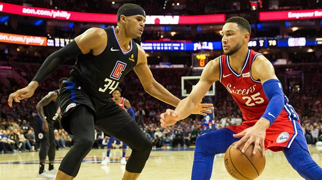 Ben Simmons (vpravo) z Philadelphie to kolem Tobiase Harrise z LA Clippers.