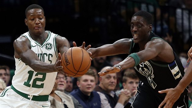 Terry Rozier (vlevo) z Bostonu to kolem Tonyho Snella z Milwaukee.