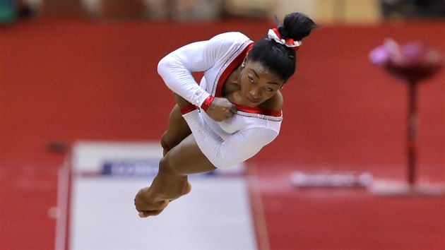 Americk gymnastka Simone Bilesov na peskoku