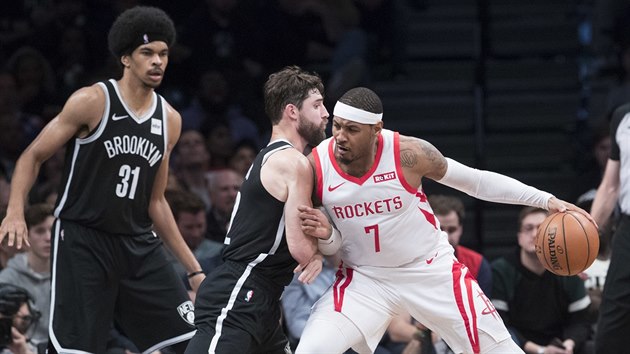 Carmelo Anthony (7) z Houstonu se tla ke ko Brooklynu pes Joeho Harrise. Sleduje je Jarrett Allen.