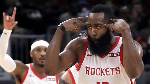 James Harden (13) z Houstonu oslavuje svou trefu, raduje se i jeho spoluhr Carmelo Anthony.