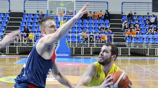 Opavsk basketbalista Radim Kleka (ve lutm) to kolem Luke Stegbauera z Brna.