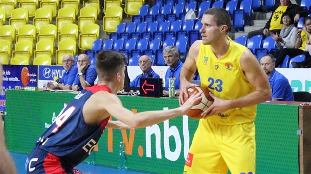 Opavsk basketbalista Ludk Jureka (ve lutm) pod tlakem Radka Farskho z Brna.