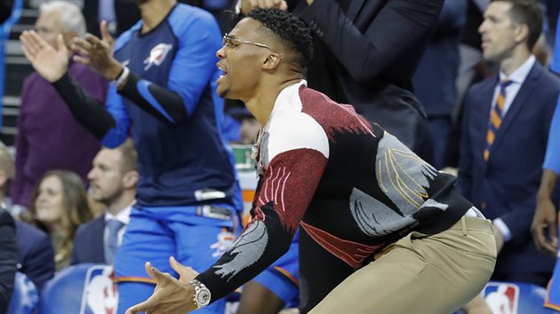 Russell Westbrook fand svm spoluhrm z Oklahoma City bhem duelu s Houstonem.