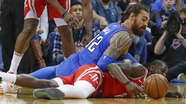 Steven Adams z Oklahoma City zalehl Jamese Ennise III, z Houstonu.